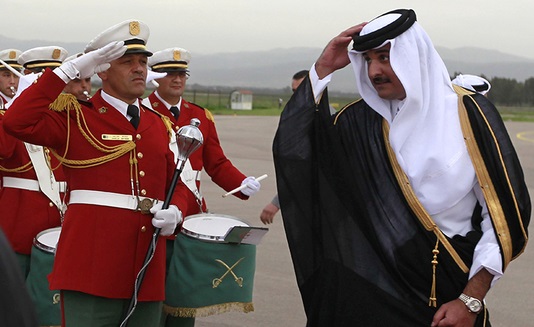 L'émir du Qatar lors de sa visite à Alger. D. R.